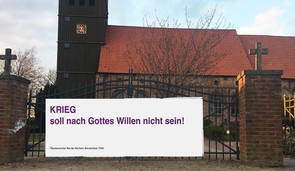 Banner vor der Haselauer Kirche: Krieg darf nach Gottes Willen nicht sein - Copyright: Andreas-M. Petersen