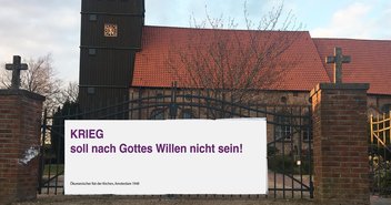 Banner vor der Haselauer Kirche: Krieg darf nach Gottes Willen nicht sein - Copyright: Andreas-M. Petersen