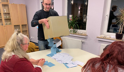 Der Wahlausschuss bei der Arbeit – die Urne wird geleert - Copyright: Andreas-M. Petersen